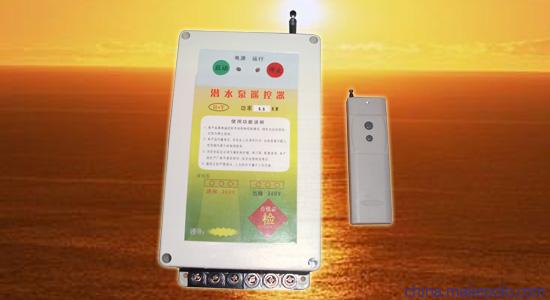 潜水泵控制器就是远程控制潜水泵工作状态的遥控装置,因此潜水泵控制器也可称为潜水泵遥控器,它由主机和遥控手柄两部分组成,将潜水泵与主机连接在一起,遥控手柄放在操作人员身上,不管操作人员在许可的任何地点任何时间都可以自行断电,十分便利。 潜水泵控制器就是远程控制潜水泵工作状态的遥控装置,因此潜水泵控制器也可称为潜水泵遥控器,它由主机和遥控手柄两部分组成,将潜水泵与主机连接在一起,遥控手柄放在操作人员身上,不管操作人员在许可的任何地点任何时间都可以自行断电,十分便利。