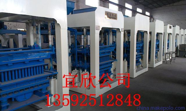 宜欣10-15全自动步道砖机,人形步道砖机设备车间一角 宜欣10-15全自动步道砖机,人形步道砖机设备车间一角
